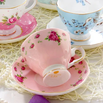 De Estilo europeo de la taza de café conjunto con Plato de Té Negro de China Hueso Mariposa Rosa Patrón de Tazas